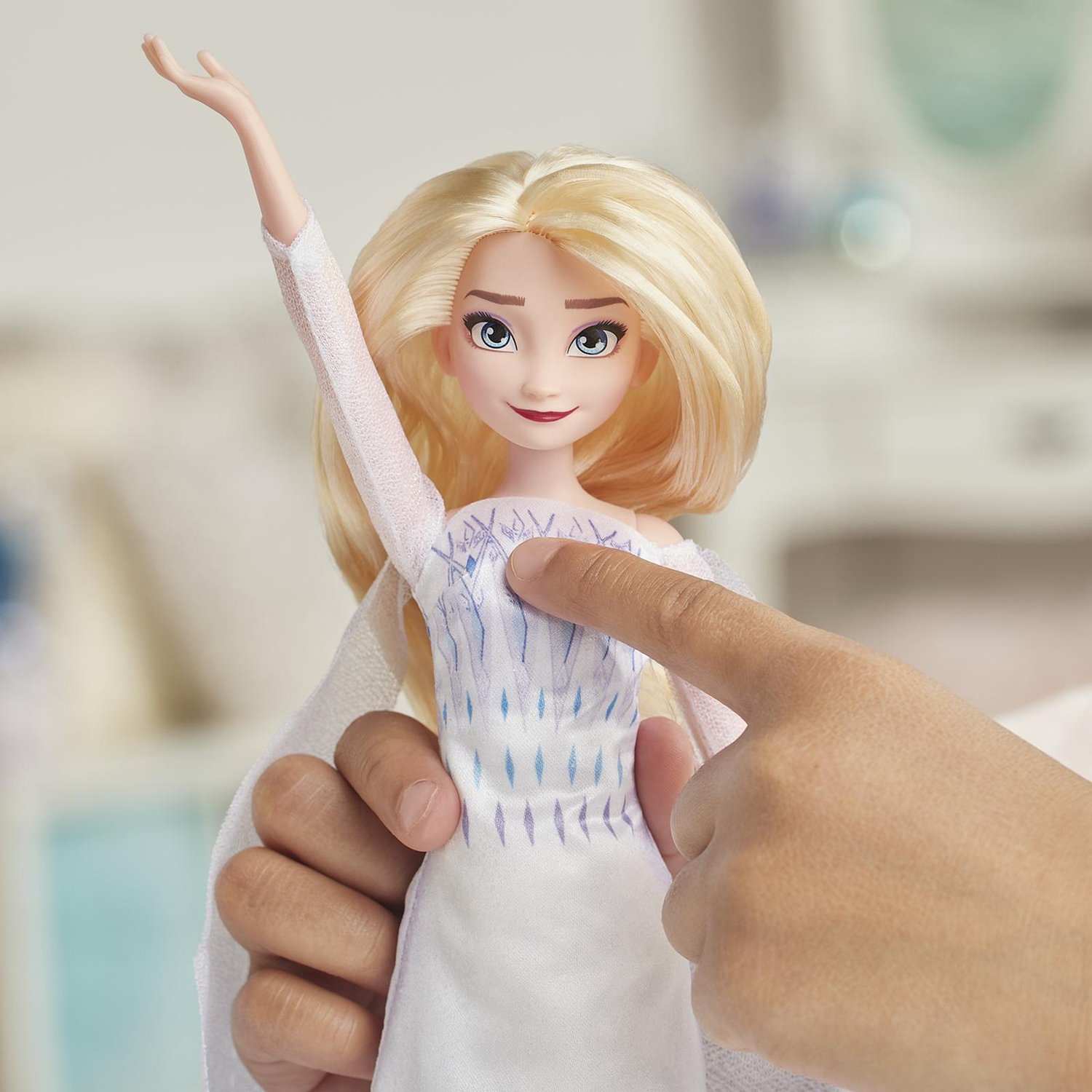 Кукла Disney Frozen E8880 Холодное Сердце 2 Поющая Эльза